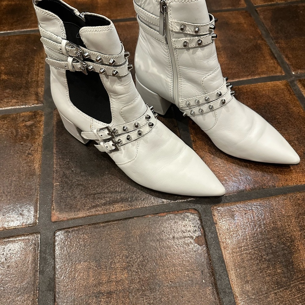 Kendall Kylie Jenner- size 9 - white